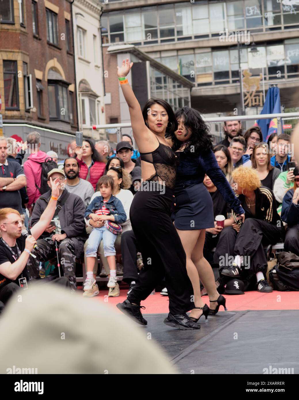 Birmingham, Regno Unito. 8 giugno 2024. Ballerini e partecipanti, godendosi l'atmosfera del B-SIDE Hip-Hop Festival, che è tornato per il suo nono anno, gli eventi durante il fine settimana, presentano i migliori talenti hip-hop provenienti da tutti i pilastri dell'Hip-Hop, tra cui Breakin', graffiti, DJing e MC'ing. Crediti: Tony Nolan/Alamy Live News Foto Stock