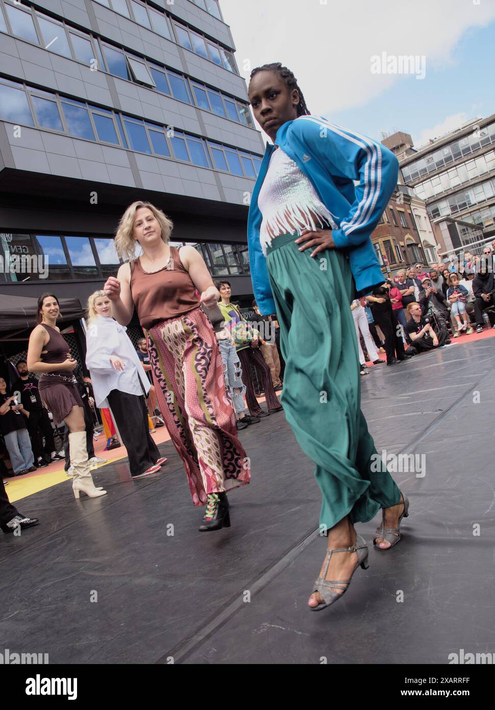 Birmingham, Regno Unito. 8 giugno 2024. Ballerini e partecipanti, godendosi l'atmosfera del B-SIDE Hip-Hop Festival, che è tornato per il suo nono anno, gli eventi durante il fine settimana, presentano i migliori talenti hip-hop provenienti da tutti i pilastri dell'Hip-Hop, tra cui Breakin', graffiti, DJing e MC'ing. Crediti: Tony Nolan/Alamy Live News Foto Stock