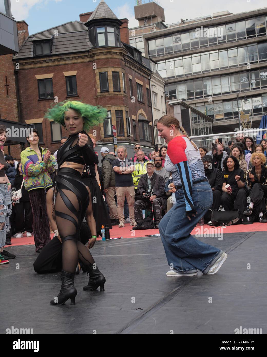 Birmingham, Regno Unito. 8 giugno 2024. Ballerini e partecipanti, godendosi l'atmosfera del B-SIDE Hip-Hop Festival, che è tornato per il suo nono anno, gli eventi durante il fine settimana, presentano i migliori talenti hip-hop provenienti da tutti i pilastri dell'Hip-Hop, tra cui Breakin', graffiti, DJing e MC'ing. Crediti: Tony Nolan/Alamy Live News Foto Stock