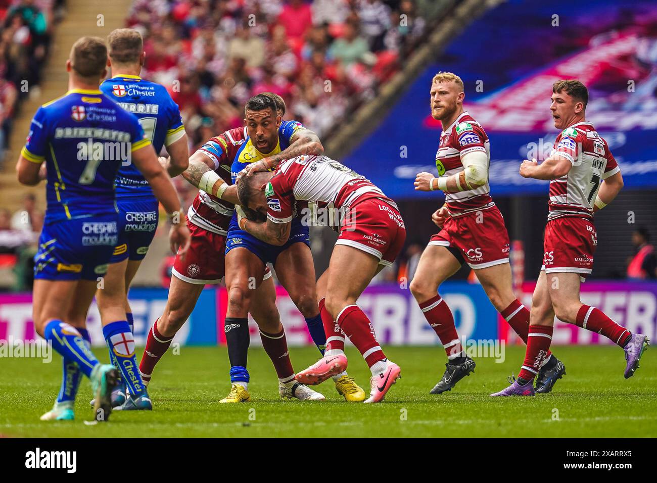 Wembley, Londra, Regno Unito. 8 giugno 2024. Betfred Challenge Cup Final Rugby: Warrington Wolves vs Wigan Warriors al Wembley Stadium. Paul Vaughan viene affrontato da Brad o'Neil e Harry Smith. Credito James Giblin Photography/Alamy Live News. Foto Stock