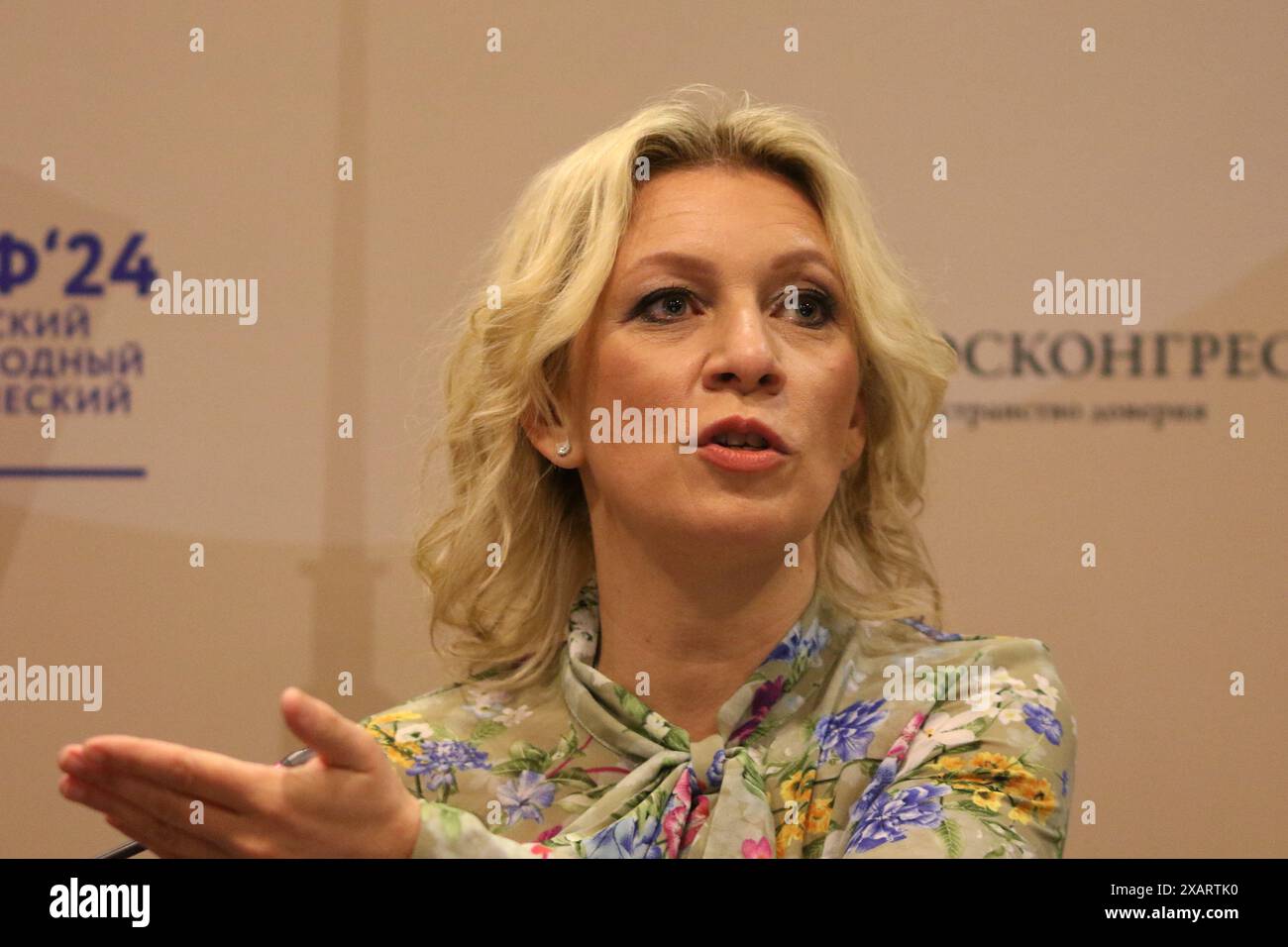 San Pietroburgo, Russia. 8 giugno 2024. Maria Zakharova, Direttore del Dipartimento dell'informazione e della stampa, Ministero degli affari Esteri della Federazione Russa, partecipa a una sessione sulla policentricità: La norma di un mondo futuro senza colonie e egemoni nel quadro del Forum economico Internazionale di San Pietroburgo 2024 (SPIEF 2024). (Foto di Maksim Konstantinov/SOPA Images/Sipa USA) credito: SIPA USA/Alamy Live News Foto Stock