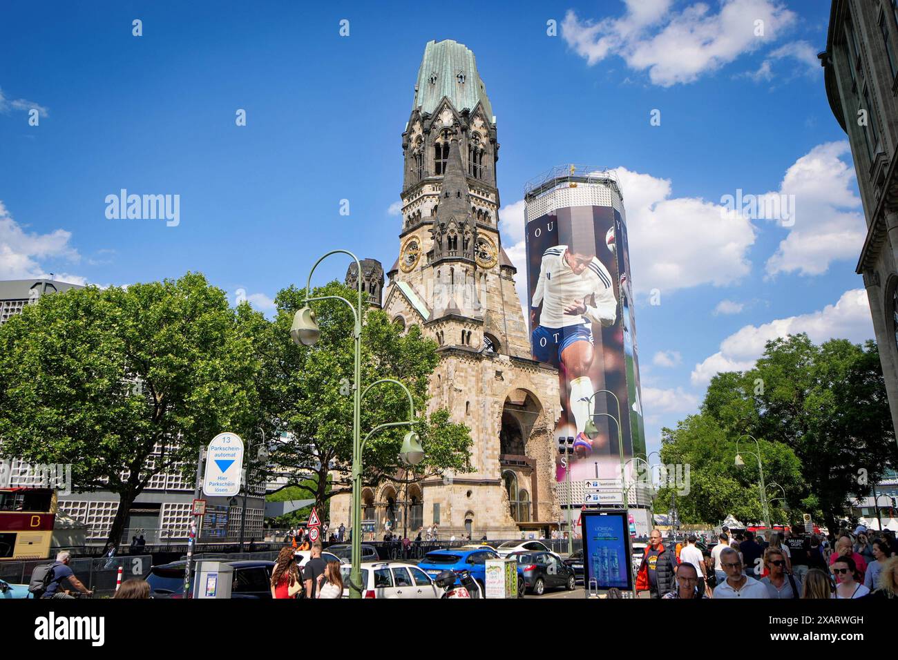 Berlino,08.06.2024,Kaiser-Wilhelm-Gedächtniskirche mit Werbung für die Fußball EM 2024 der Männer - Adidas - *** Berlino,08 06 2024,Chiesa commemorativa Kaiser Wilhelm con pubblicità per il Campionato europeo di calcio maschile 2024 Adidas Foto Stock