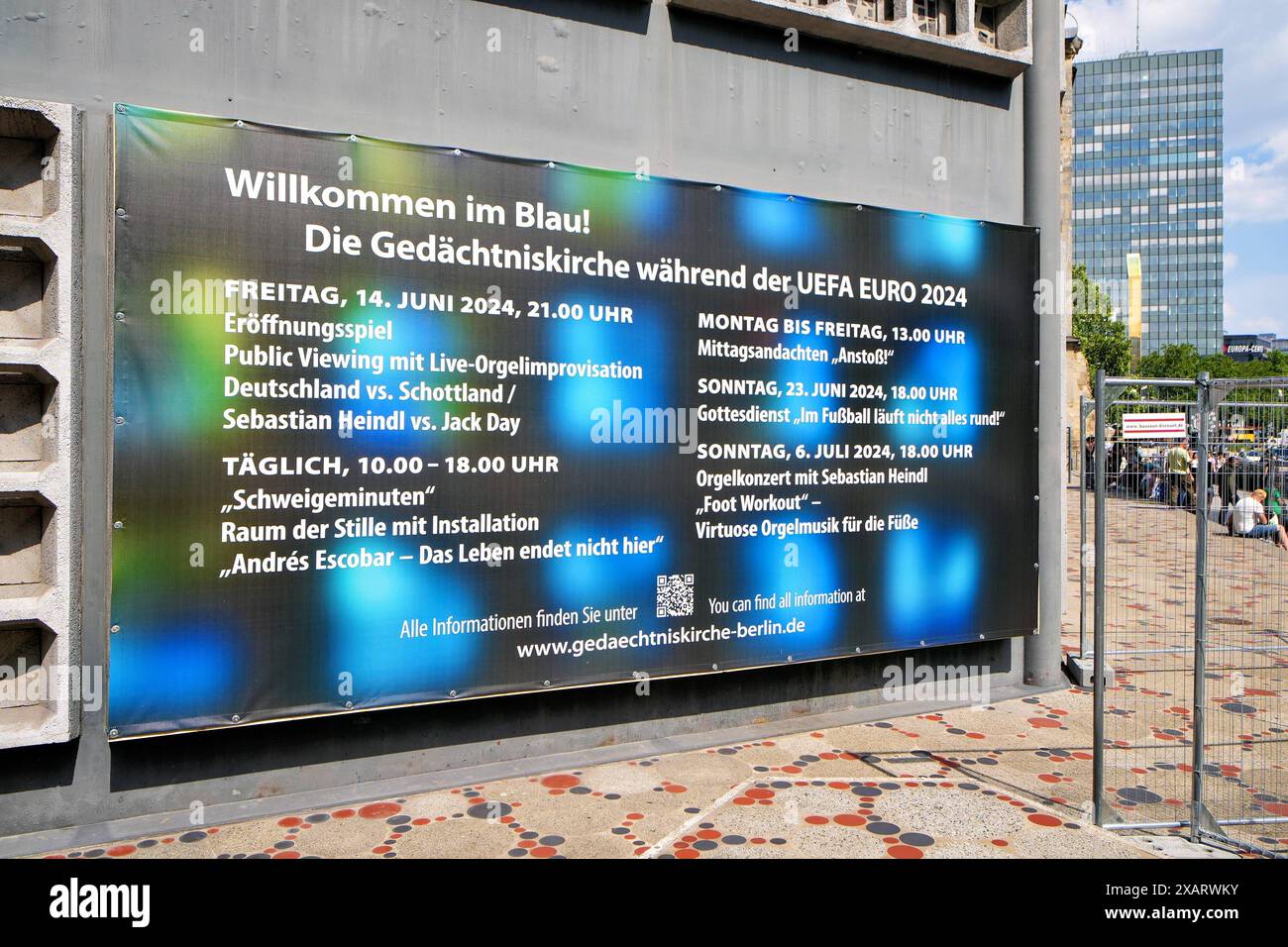 Berlin,08.06.2024,Kaiser-Wilhelm-Gedächtniskirche mit Programm für die Fußball EM 2024 der Männer *** Berlin,08 06 2024,Kaiser Wilhelm Memorial Church con programma per il Campionato europeo di calcio maschile 2024 Foto Stock