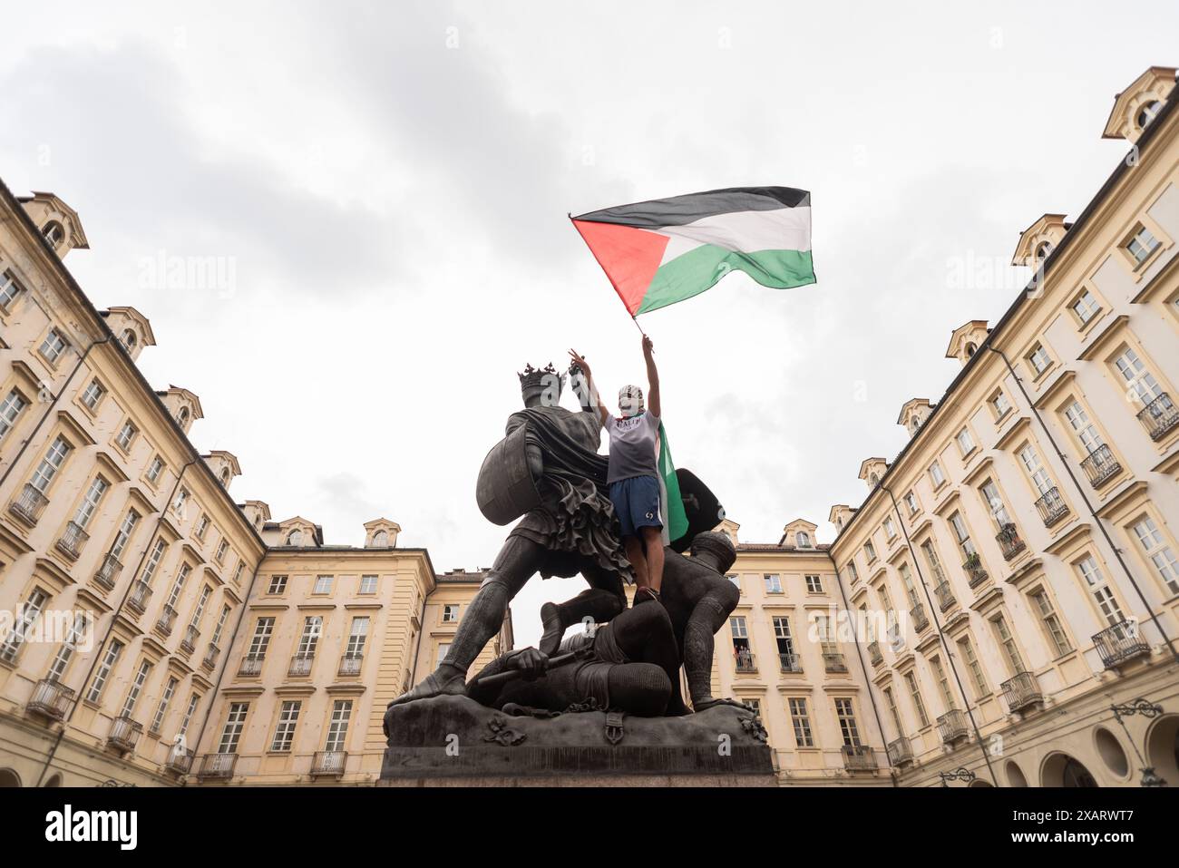 Corteo cittadino per il Cessate il fuoco a Gaza - tutti gli occhi su Rafah a Torino, Italia. Sabato 8 giugno 2024 - dimostrazione per il cessate il fuoco a Gaza - tutti gli occhi su Rafah a Torino, Italia. Sabato 8 giugno 2024 (foto Matteo Secci/LaPresse) crediti: LaPresse/Alamy Live News Foto Stock