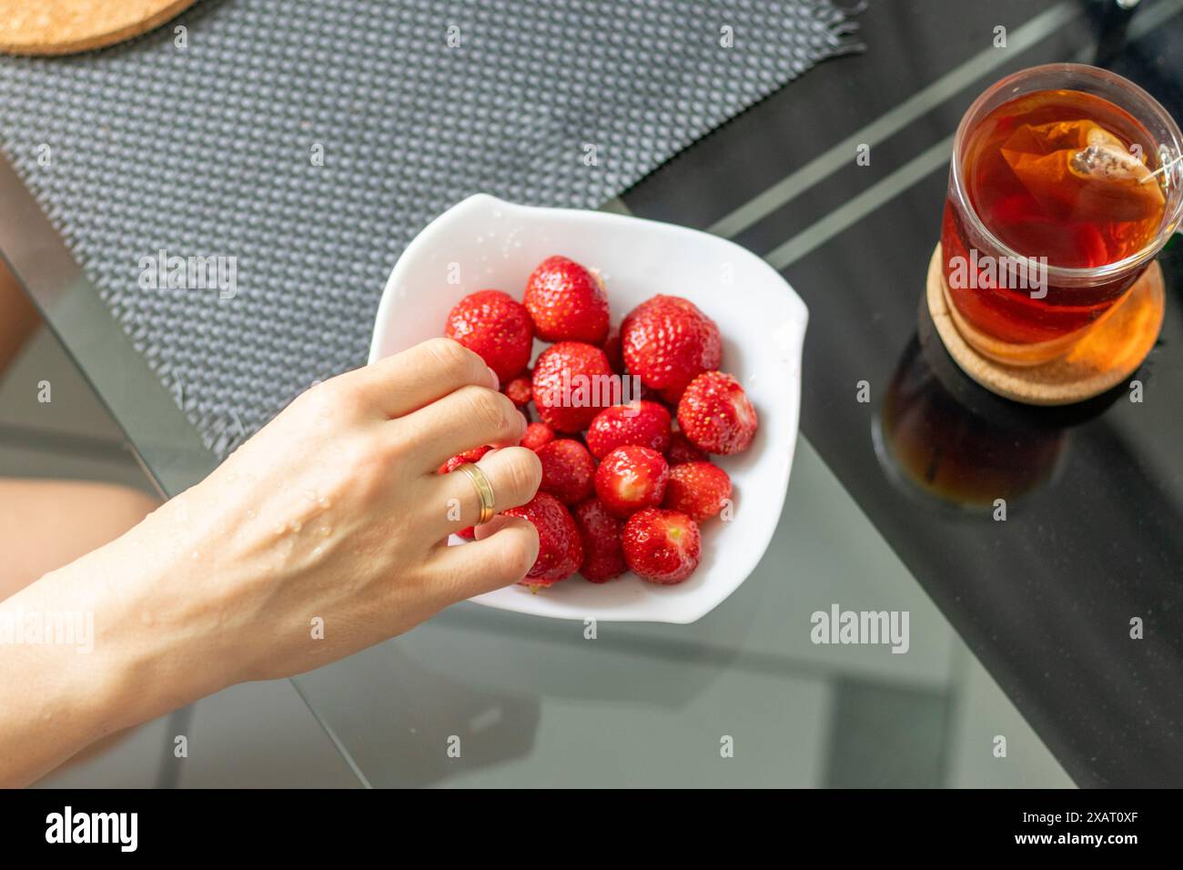 Primo piano di fragole e fragole selvatiche. Shot fa bene alla pubblicità Foto Stock