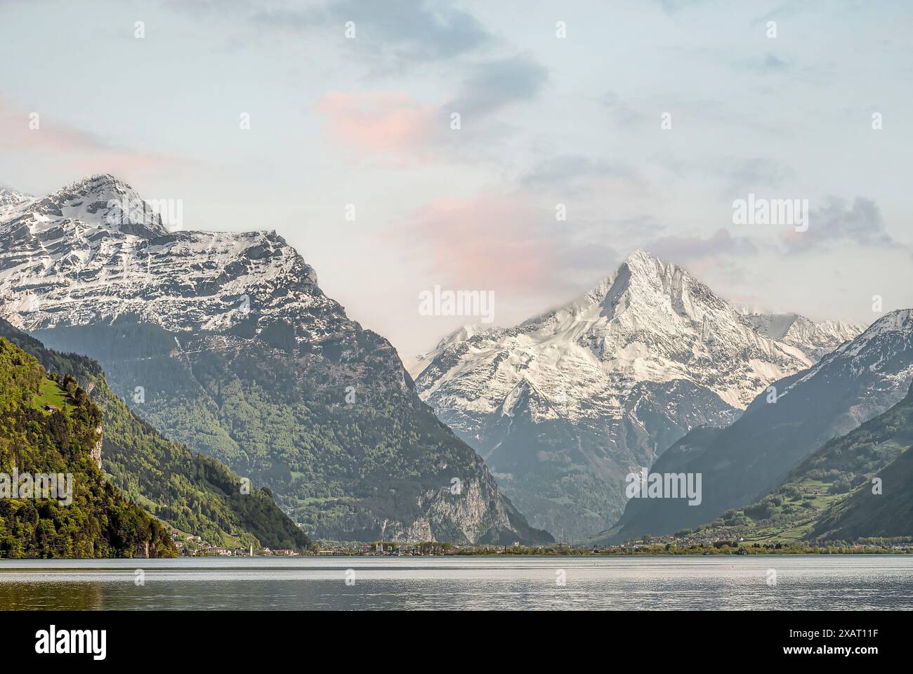 Vista panoramica del lago di Lucerna vicino a Flüelen, Svitto, Svizzera Foto Stock