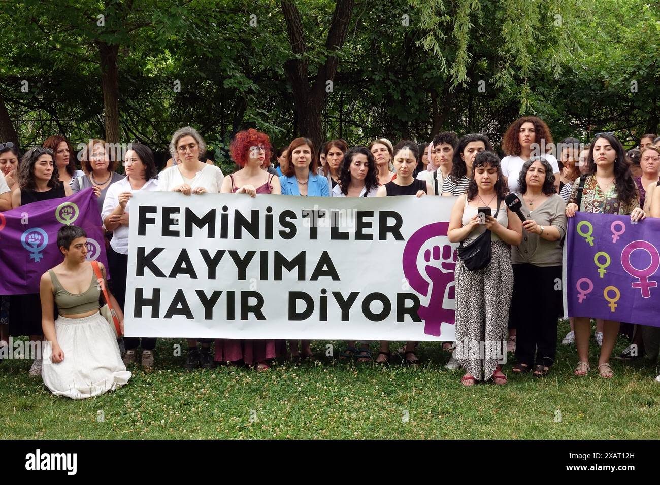 Durante la protesta si vedono donne che tengono striscioni con lo slogan "le femministe dicono di no ai fiduciari”. Un gruppo femminile femminista viaggiò da Istanbul a Diyarbakir per protestare contro l'arresto di Mehmet Siddik Akis, co-sindaco di Hakkari, Turchia, e la nomina di un fiduciario nel comune con una dichiarazione stampa presso l'Associazione dei giornalisti del Sud-Est. Anche le sindaci curde hanno partecipato alla protesta. Nella Turchia sudorientale, il partito di opposizione curdo, il Partito per l'uguaglianza e la democrazia dei popoli (Partito DEM), sta attuando un sistema di copresidenza nella leadership del partito e. Foto Stock