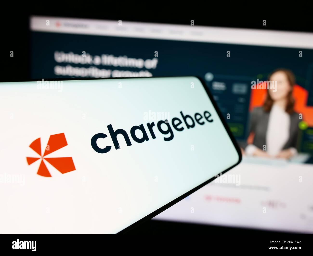 Telefono cellulare con logo della società americana Chargebee Inc. Di fronte al sito Web. Mettere a fuoco la parte centrale sinistra del display del telefono. Foto Stock