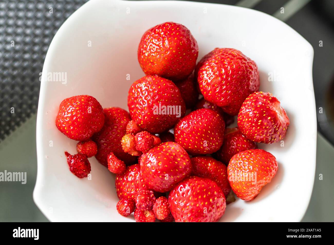 Primo piano di fragole e fragole selvatiche. Shot fa bene alla pubblicità Foto Stock
