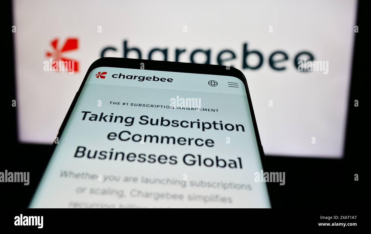 Smartphone con sito web della società statunitense Chargebee Inc. Di fronte al logo aziendale. Mettere a fuoco in alto a sinistra sul display del telefono. Foto Stock