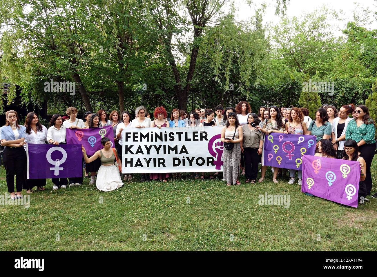 Durante la protesta si vedono donne che tengono striscioni con lo slogan "le femministe dicono di no ai fiduciari”. Un gruppo femminile femminista viaggiò da Istanbul a Diyarbakir per protestare contro l'arresto di Mehmet Siddik Akis, co-sindaco di Hakkari, Turchia, e la nomina di un fiduciario nel comune con una dichiarazione stampa presso l'Associazione dei giornalisti del Sud-Est. Anche le sindaci curde hanno partecipato alla protesta. Nella Turchia sudorientale, il partito di opposizione curdo, il Partito per l'uguaglianza e la democrazia dei popoli (Partito DEM), sta attuando un sistema di copresidenza nella leadership del partito e. Foto Stock