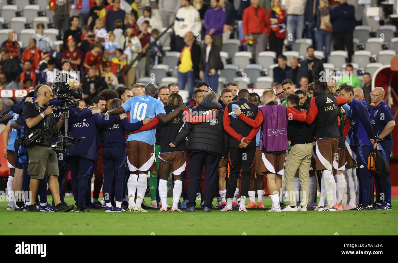 Bruxelles, Belgio. 8 giugno 2024. I giocatori belgi e l'allenatore belga Domenico tedesco nella foto dopo una partita amichevole tra la nazionale belga dei Red Devils e la nazionale lussemburghese, allo stadio King Baudouin (Stade ROI Baudouin - Koning Boudewijnstadion), a Bruxelles, sabato 8 giugno 2024. I Red Devils si stanno preparando per i prossimi Campionati europei di Euro 2024 in Germania. BELGA PHOTO VIRGINIE LEFOUR credito: Belga News Agency/Alamy Live News Foto Stock