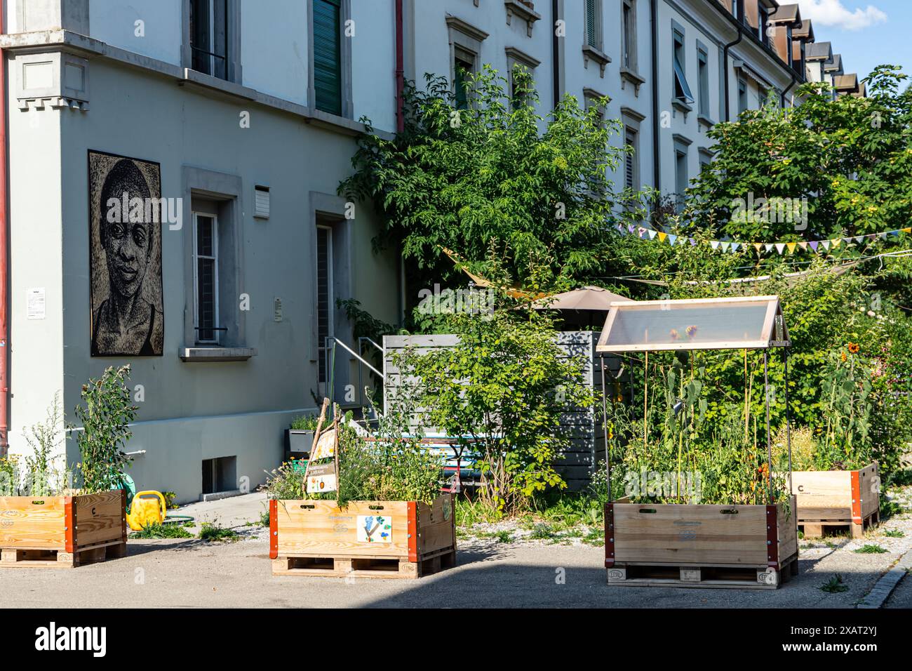 Berna, Svizzera - 22.07.2023 Arte di strada e giardino comunale nel quartiere Lorena Foto Stock