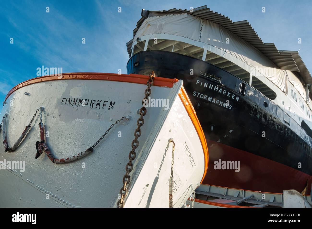 La vecchia nave postale con gommone nel bacino di carenaggio, nel nord della norvegia Foto Stock