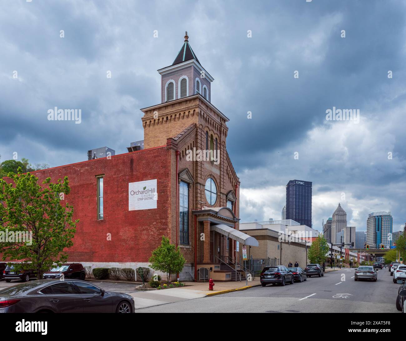 Orchard Hill Church si trova nel quartiere Strip di Pittsburgh, con l'iconico skyline del centro che funge da sfondo mozzafiato. Foto Stock