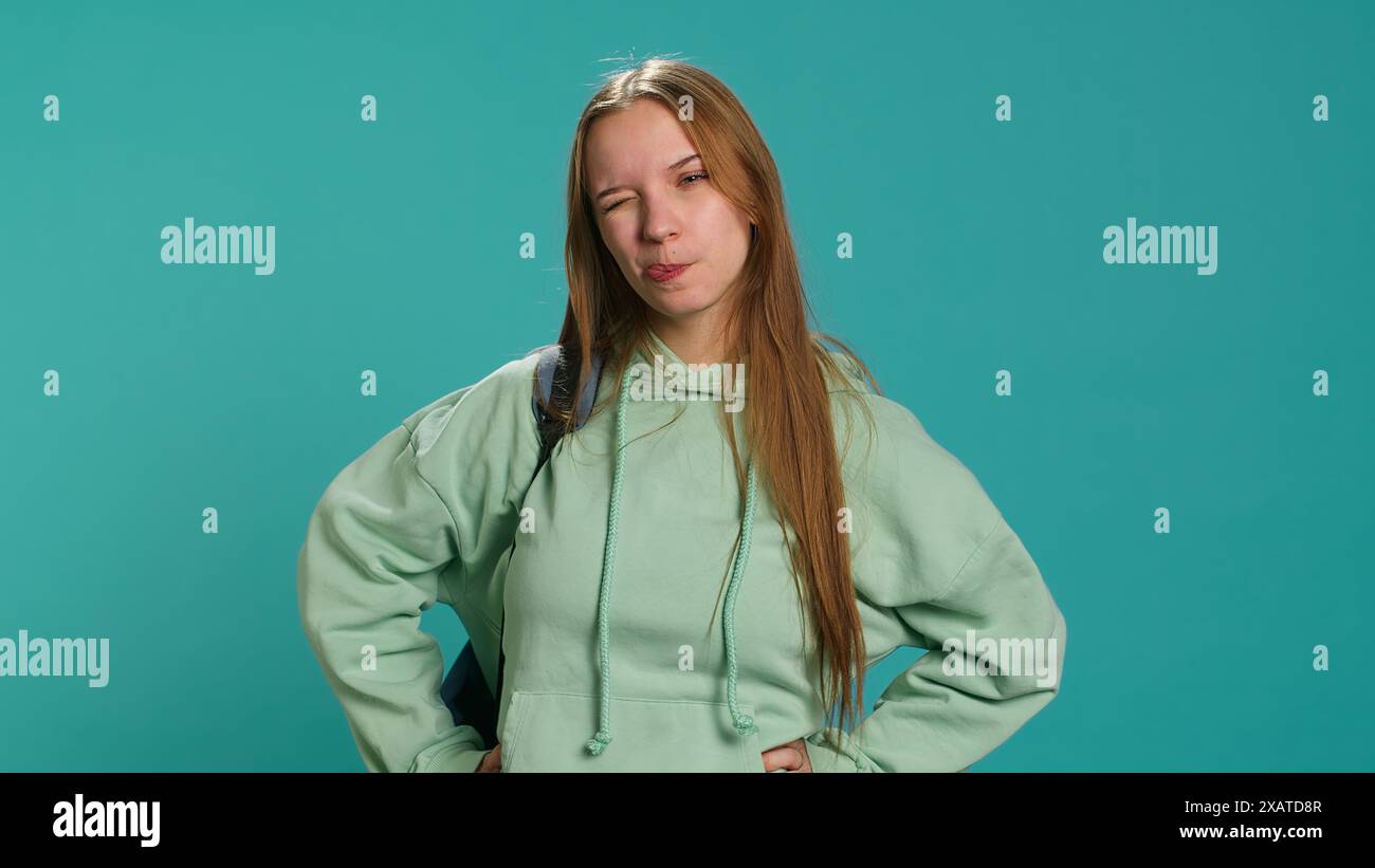 Giovane attrice che si diverte, cambia le emozioni, prova diverse espressioni facciali, pratica per lezioni di teatro, formazione in studio. Adolescente che fa facce sciocche, telecamera A Foto Stock