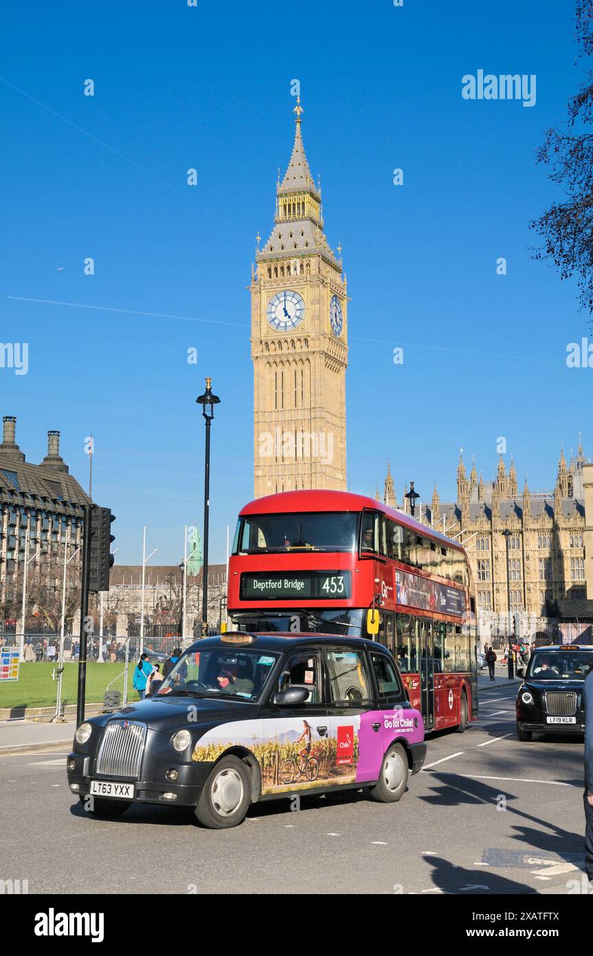 Taxi nero e autobus rosso a due piani con Elizabeth Tower, meglio conosciuta come Big Ben, vicino alle Houses of Parliament, City of Westminster, nel centro di Londra, Regno Unito Foto Stock