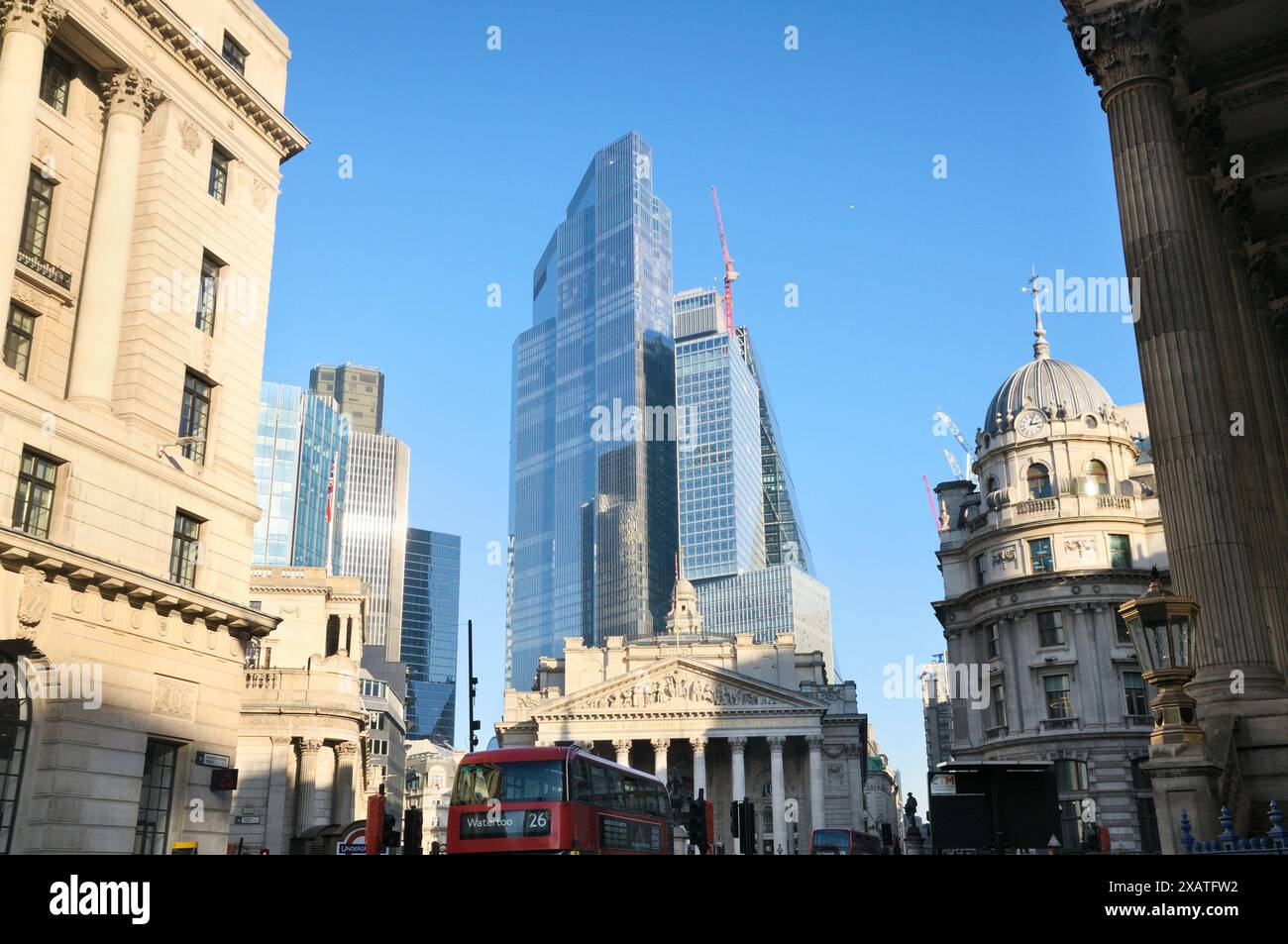 Threadneedle Street nella City di Londra con vista degli edifici 22 Bishopsgate e 8 Bishopsgate sopra il Royal Exchange, Londra, Inghilterra, Regno Unito Foto Stock
