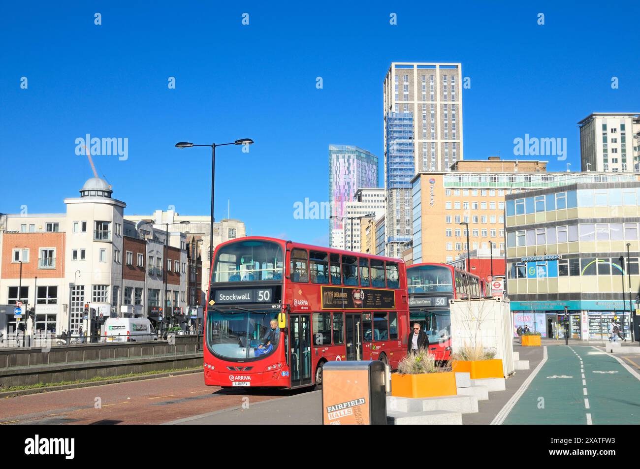 Autobus rossi a due piani fuori dalle Fairfield Halls su Park Lane nel centro di Croydon, che si affacciano sugli edifici di Wellesley Road, Inghilterra, Regno Unito. Trasporto Foto Stock