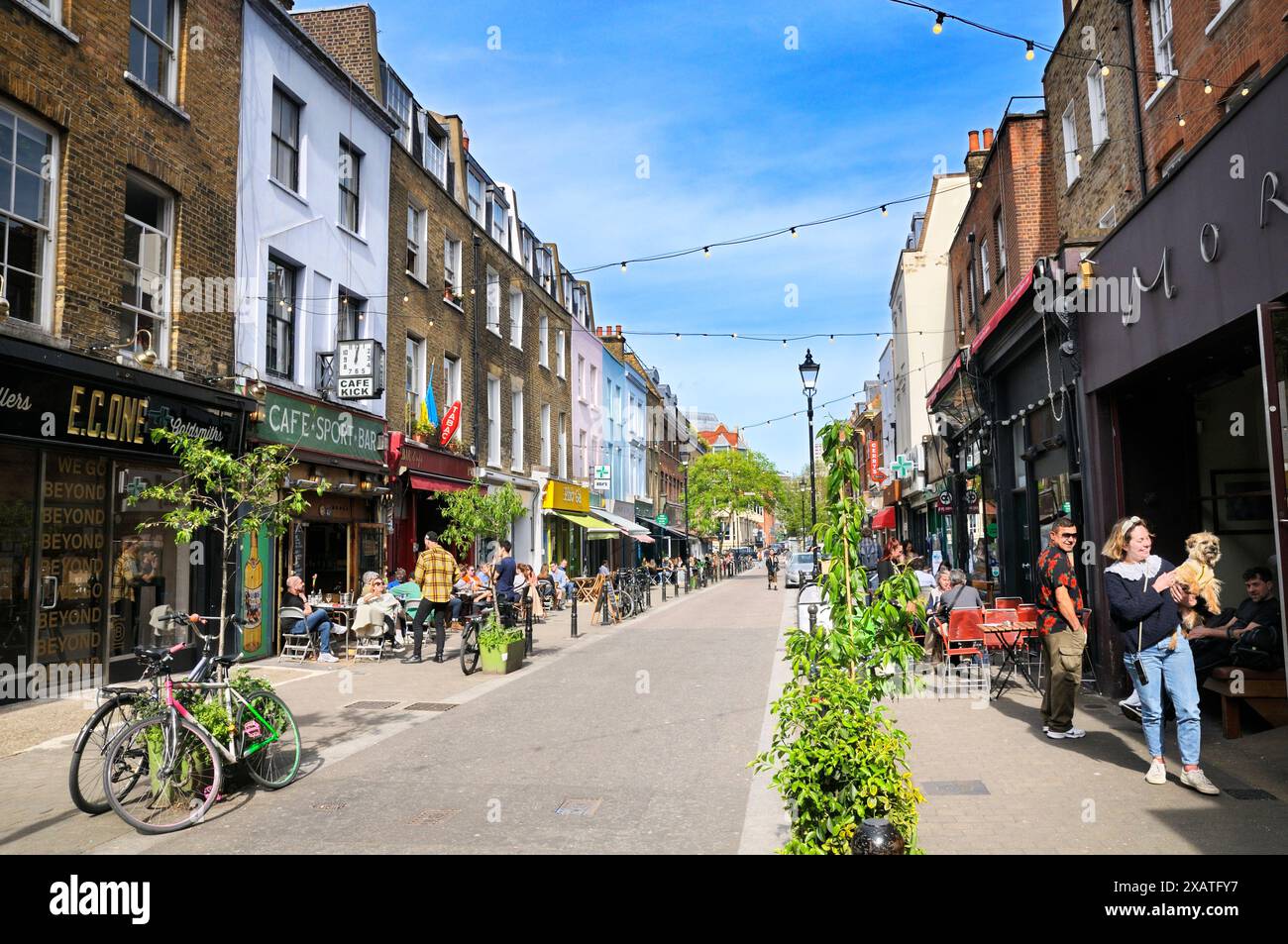 Gente che gode del sole al mercato di Exmouth, Clerkenwell, una strada affascinante con negozi indipendenti, bar e ristoranti London Borough of Islington Regno Unito Foto Stock