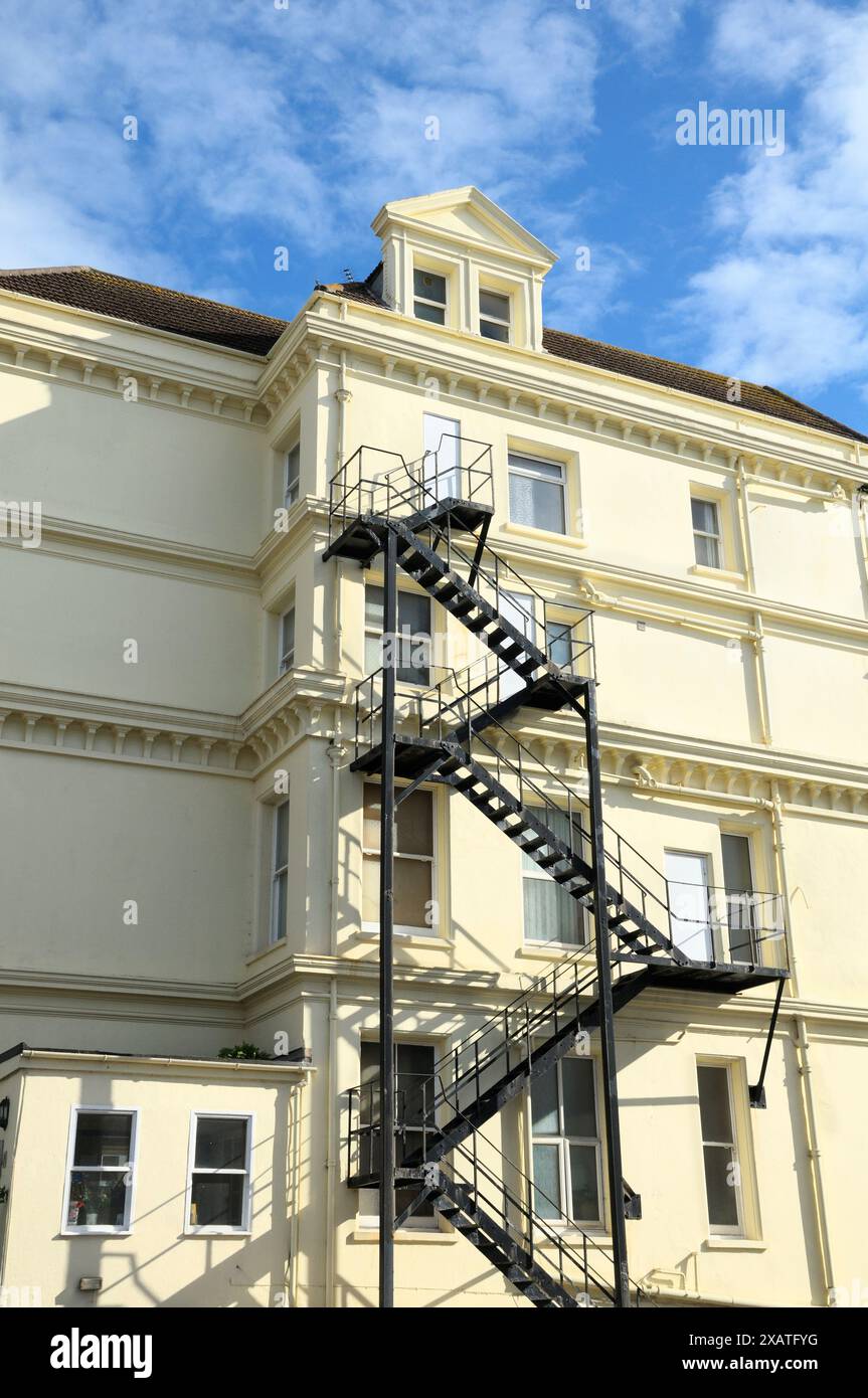Una scala antincendio metallica sul lato di un edificio a Eastbourne, East Sussex., Inghilterra, Regno Unito. un incendio sfugge alle scale di sicurezza degli edifici Foto Stock
