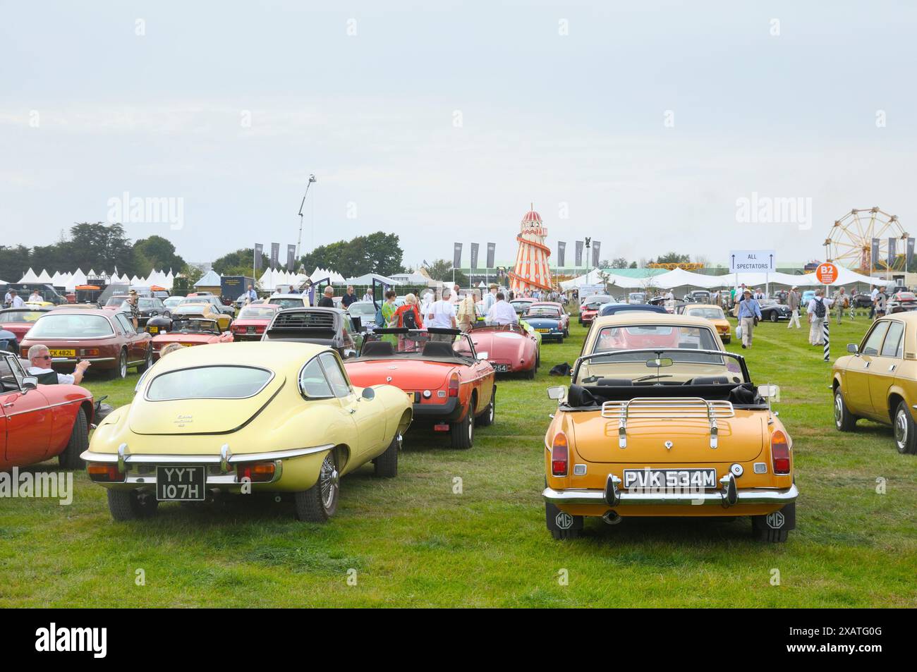 Auto d'epoca parcheggiate al Revival Car Show con Helter Skelter sullo sfondo, situato in "Over the Road" a Goodwood Revival, Chichester, West Sussex, Regno Unito Foto Stock