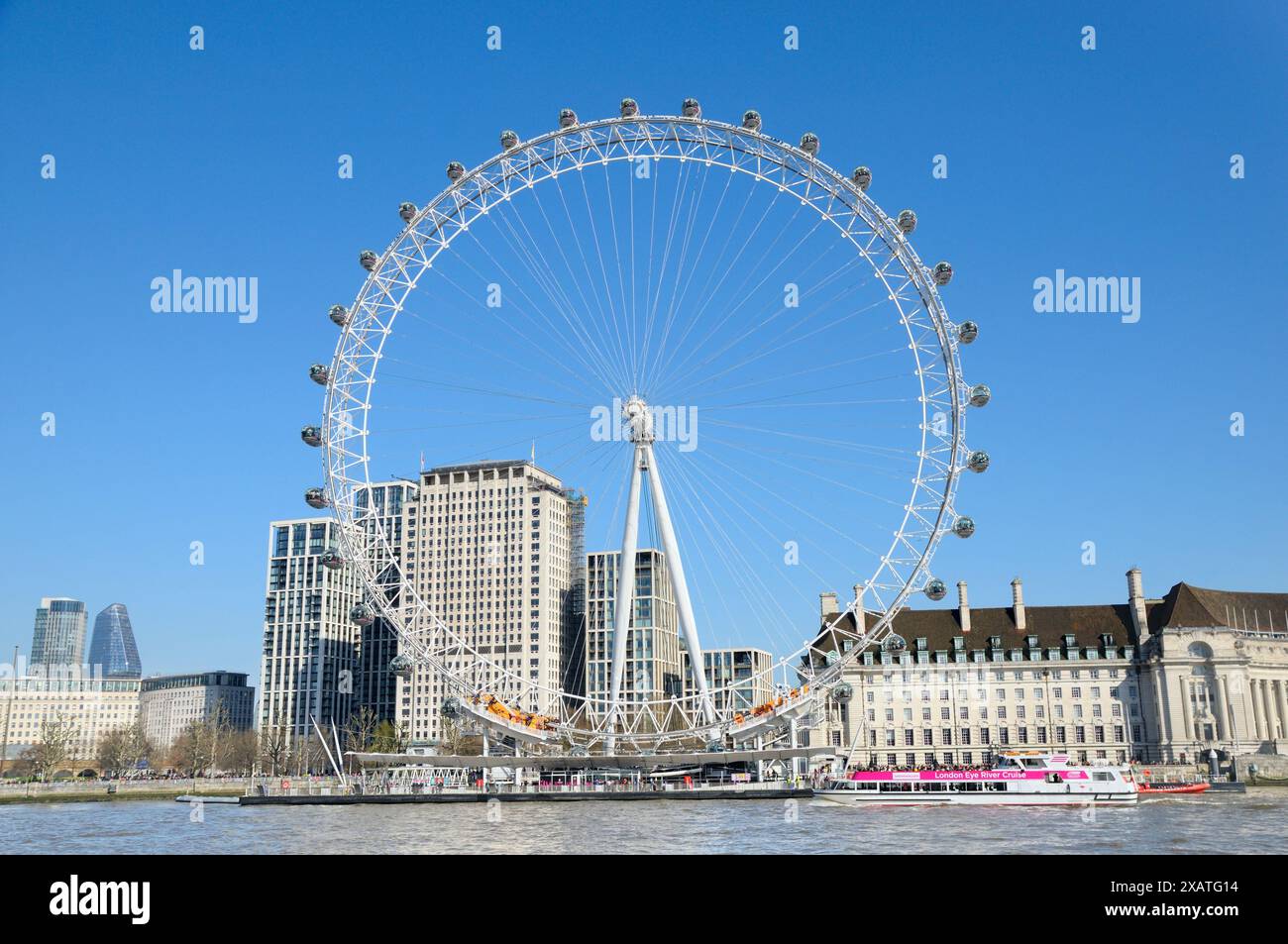 Il London Eye e la South Bank sul Tamigi, una ruota panoramica panoramica a sbalzo e una delle attrazioni più popolari della capitale. REGNO UNITO Foto Stock