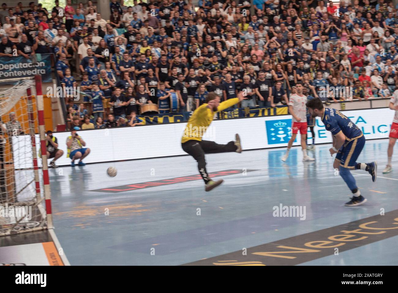 Cangas, Pontevedra, Spagna. 8 giugno 2024. La squadra di Balonmano Cangas ottiene la permanenza nel campionato nazionale. Partita di fine campionato di prima divisione nazionale tra Frigoríficos do Morrazo Cangas e Burgos Balonmano..Xan Gasalla / Alamy Live news. Foto Stock