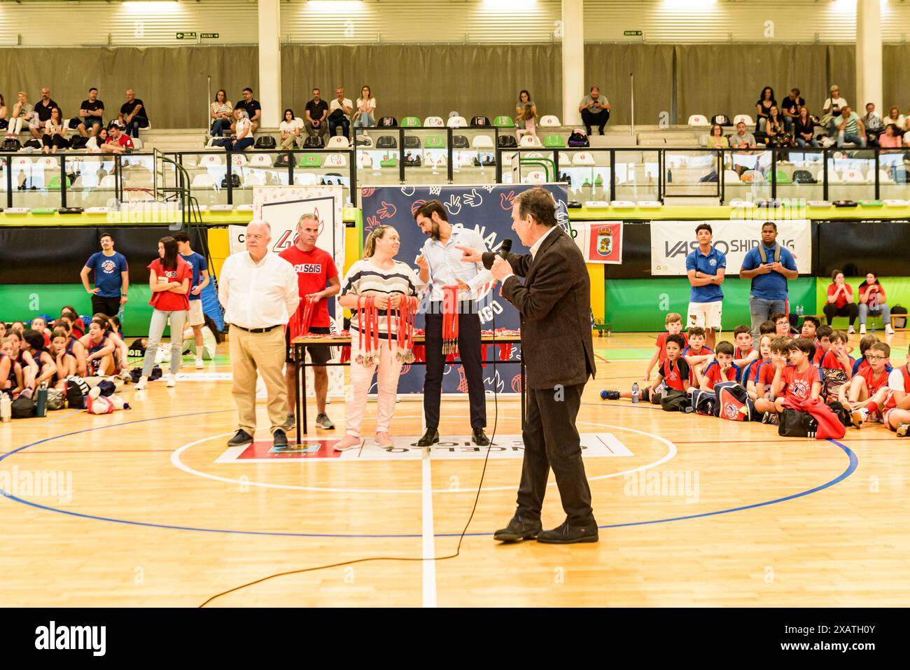 Vigo, Spagna. Giu., 8th, 2024. Entrega de medallas del torneo de baloncesto Seis do Nadal, por el alcalde Abel Caballero. Credito. Xan Gasalla Alamy Live News Foto Stock