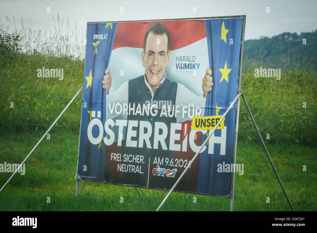 Wahlplakat der FPÖ mit Spitzenkandidat Harald Vilimsky, der den Vorhang für Unser Österreich öffnet, slogan: Vorhang auf für unser Österreich , Frei. Sicher. Neutro. , Wahltermin: 9,6.2024, FPÖ -Logo, Wahlkampf, Rechtspopulismus, Nationalismus, EU-Kritik, politische Kampagne, Österreich, Plakatwerbung, politische Botschaft, Spitzenkandidat, patriotische Rhetorik, politische Partei, Wahlwerbung, Konservatismus, Freiheitliche Partei Österreichs, EU Wahl, Brüssel *** FPÖ manifesto elettorale con il candidato più alto Harald Vilimsky che apre il sipario per la nostra Austria, slogan tenda per la nostra Austria, fra Foto Stock