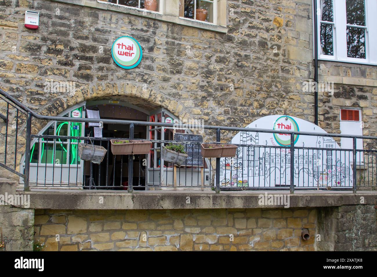 24 aprile il piccolo negozio Thai Weir si trova nelle mura del Pulteney Bridge sul fiume Avon nella splendida città di Bath, Somersel, Inghilterra Foto Stock