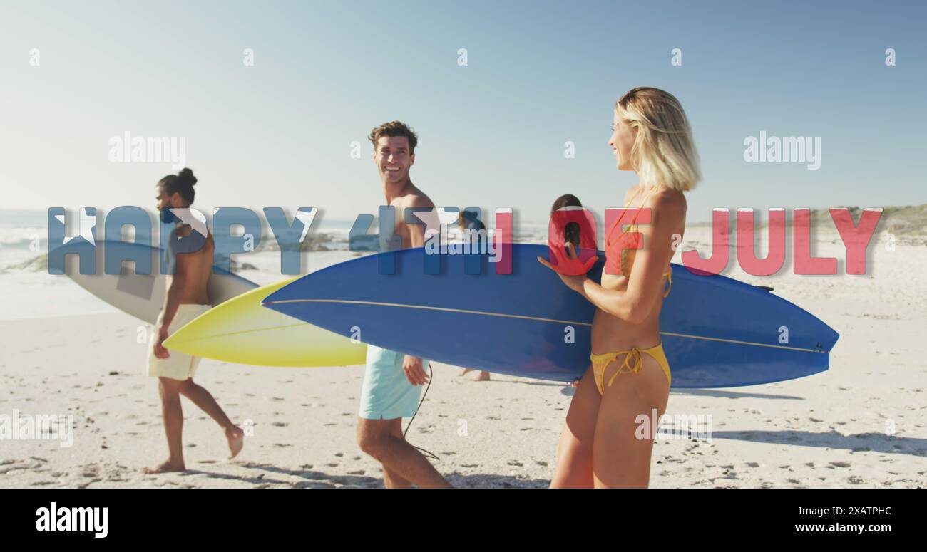 Immagine del testo felice del 4 luglio con motivo di bandiera americana sugli amici con tavole da surf sulla spiaggia Foto Stock