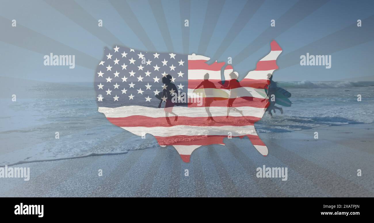 Bandiera americana che sventola sopra di noi mappa contro gruppi di amici con tavole da surf che corrono sulla spiaggia Foto Stock