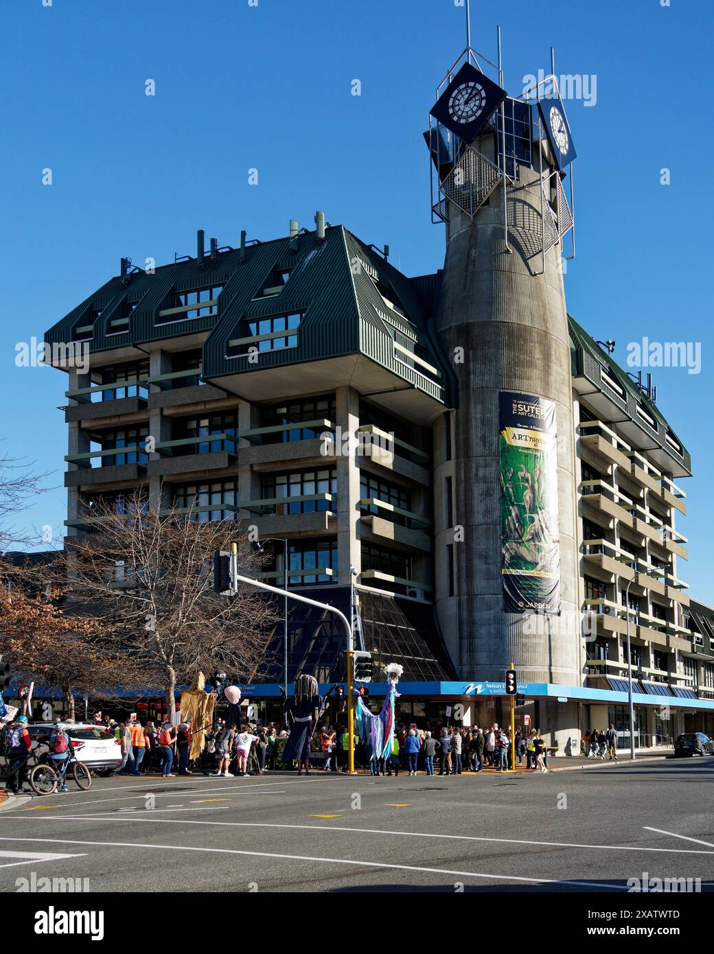 Nelson, South Island, Aotearoa / nuova Zelanda - 8 giugno 2024: Centinaia di manifestanti si sono riuniti presso il Nelson's Civic Building per protestare contro l'app Fast-Track Foto Stock
