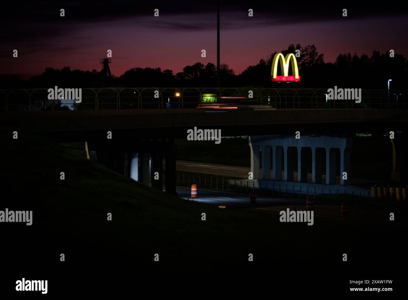 McDonald's Golden Arches si affaccia sulle autostrade di Jamestown, North Dakota, Stati Uniti. Foto Stock