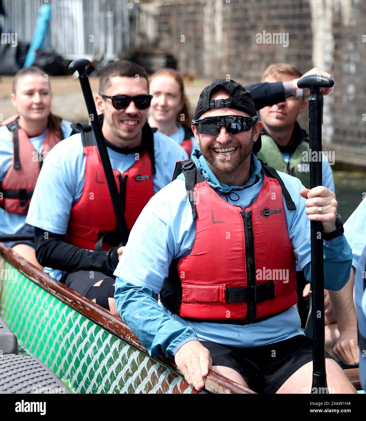 Salford, Regno Unito. 8 giugno 2024. Giocatori che rappresentano il Manchester City Football Club React durante il 2024 UK Chinese Dragon Boat Festival a Salford, Regno Unito, 8 giugno 2024. Crediti: Li Ying/Xinhua/Alamy Live News Foto Stock