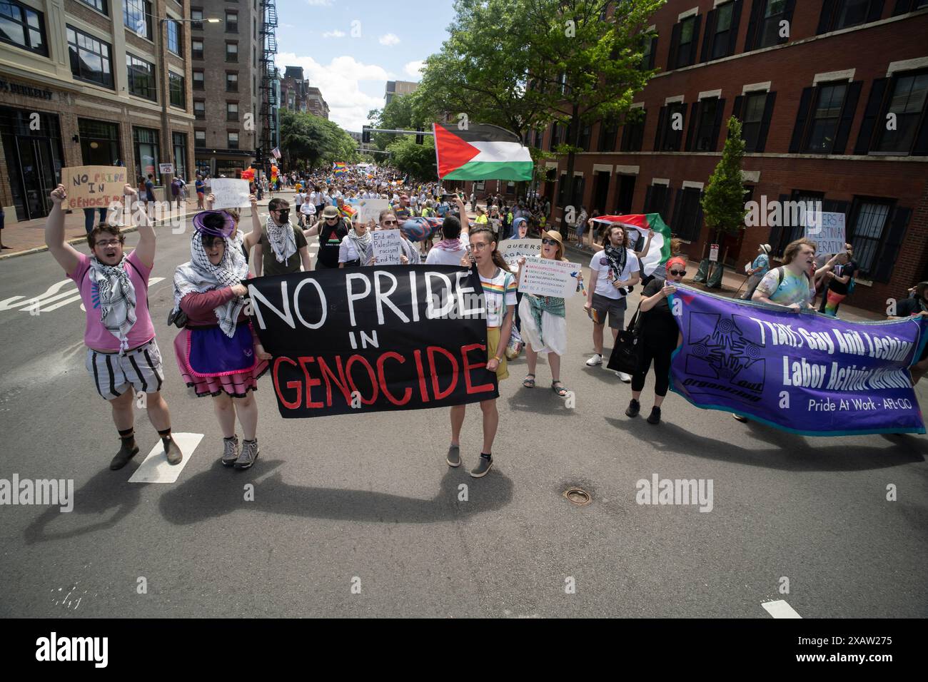 Boston, Massachusetts, USA 8 giugno 2024. Gruppo Pro Palestine in marcia nella parata Boston Gay Pride per le strade di Boston il gruppo di circa 15 persone ha cantato ad alta voce ma è stato ignorato da altri durante la sfilata. La parata aveva centinaia di manifestanti e migliaia di spettatori. (Rick Friedman ) Foto Stock