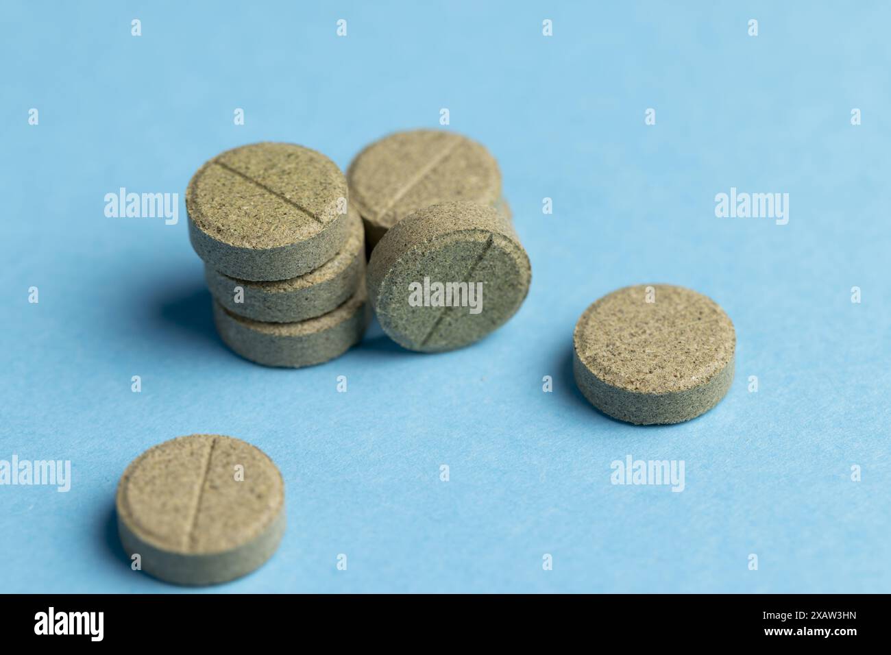 pillole medicinali naturali con erbe e ingredienti naturali, farmaci omeopatici con pezzi di piante ed erbe medicinali Foto Stock