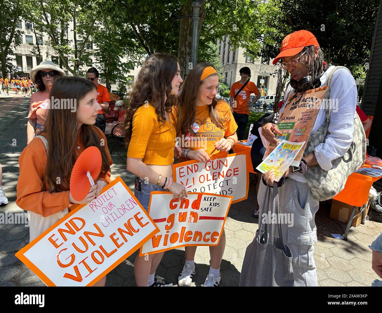 New York, N.Y. - 1 giugno 2024: Moms Demand Action e i gruppi alleati tengono una manifestazione di violenza End Gun a Foley Square a Lower Manhattan come parte del Gun Violence Awareness Month. Foto Stock