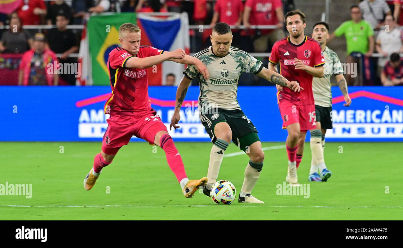 St. Louis, Stati Uniti. 8 giugno 2024. Il difensore del St. Louis City Tomas Totland (14, a sinistra) e l'attaccante dei Portland Timbers Jonathan Rodríguez (14) si sfidano per il pallone. STL City ha ospitato i Portland Timbers in una partita della Major League Soccer allo STL CITYPARK Stadium di St. Louis, Missouri, sabato 8 giugno 2024. Foto di Tim Vizer/Sipa USA credito: SIPA USA/Alamy Live News Foto Stock