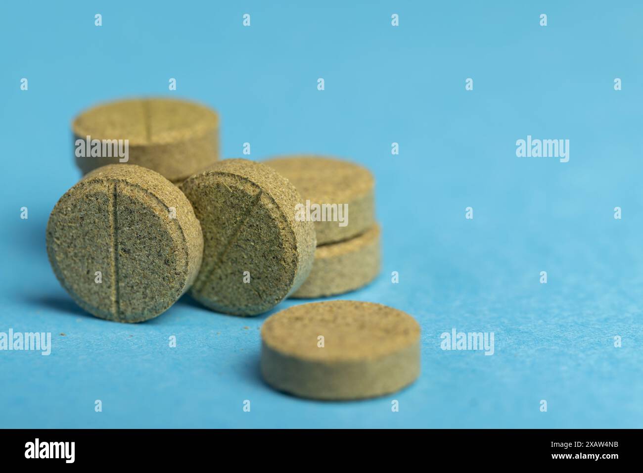 pillole medicinali naturali con erbe e ingredienti naturali, farmaci omeopatici con pezzi di piante ed erbe medicinali Foto Stock