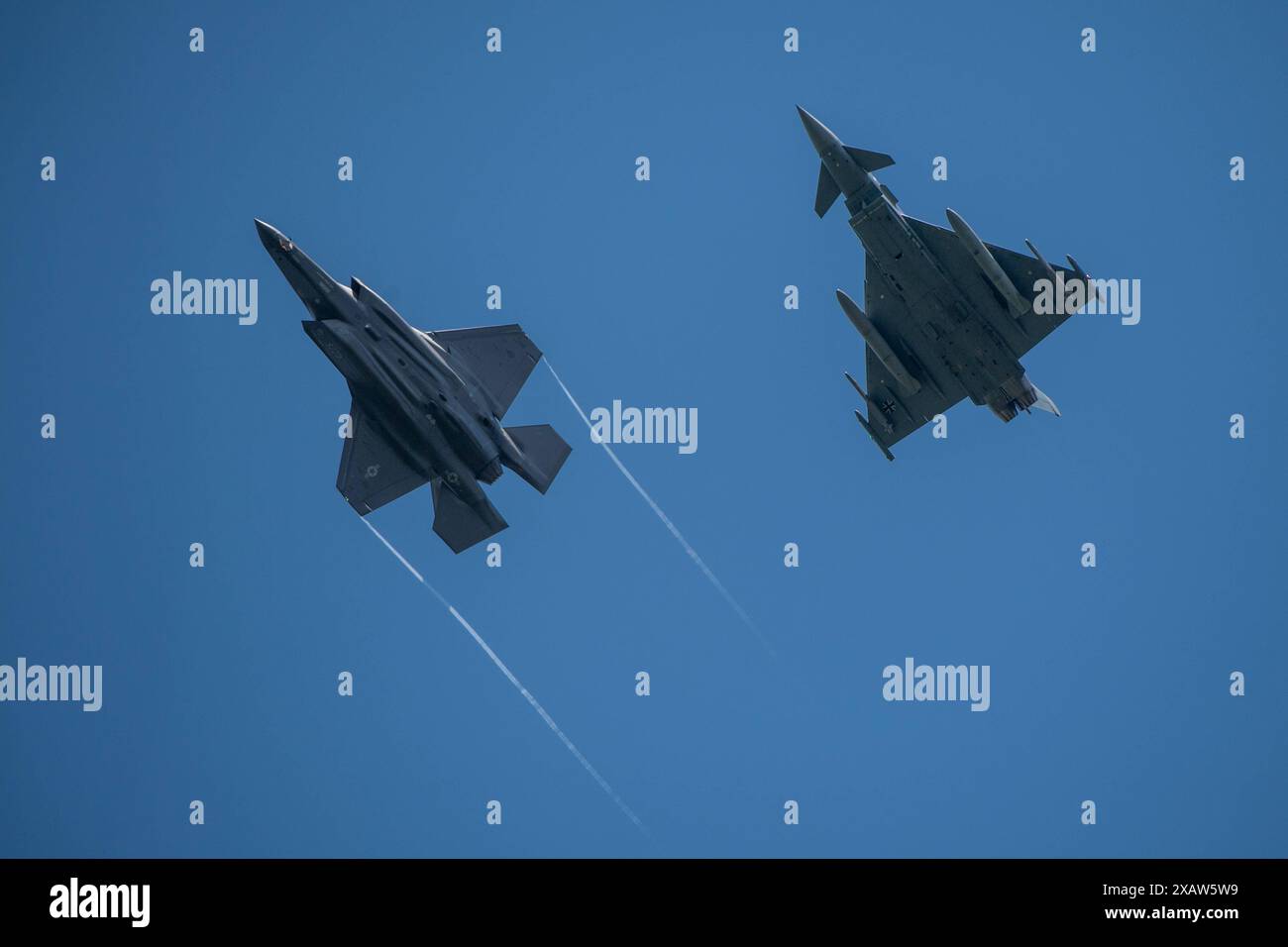 Ramstein-Miesenbach GER, Ramstein 1v1, Uebung NATO Hauptquarier US-Air base Ramstein mit Kampfjet, 06.06.2024 Lockheed Martin F-35 Lightning II USA, US Air Force, Links, Eurofighter EF 2000 Typhoon Deutschland, Bundeswehr / Deutsche Luftwaffe, GER, Ramstein 1v1, Uebung NATO Hauptquarier US-Air base 06.06.2024 esercitazione comando NATO US Air base Ramstein con jet da caccia, 06 06 2024 Lockheed Martin F 35 Lightning II USA, US Air Force, sinistra , Eurofighter EF 2000 Typhoon Germany, Bundeswehr German Air Force , GER, Ramstein 1v Foto Stock