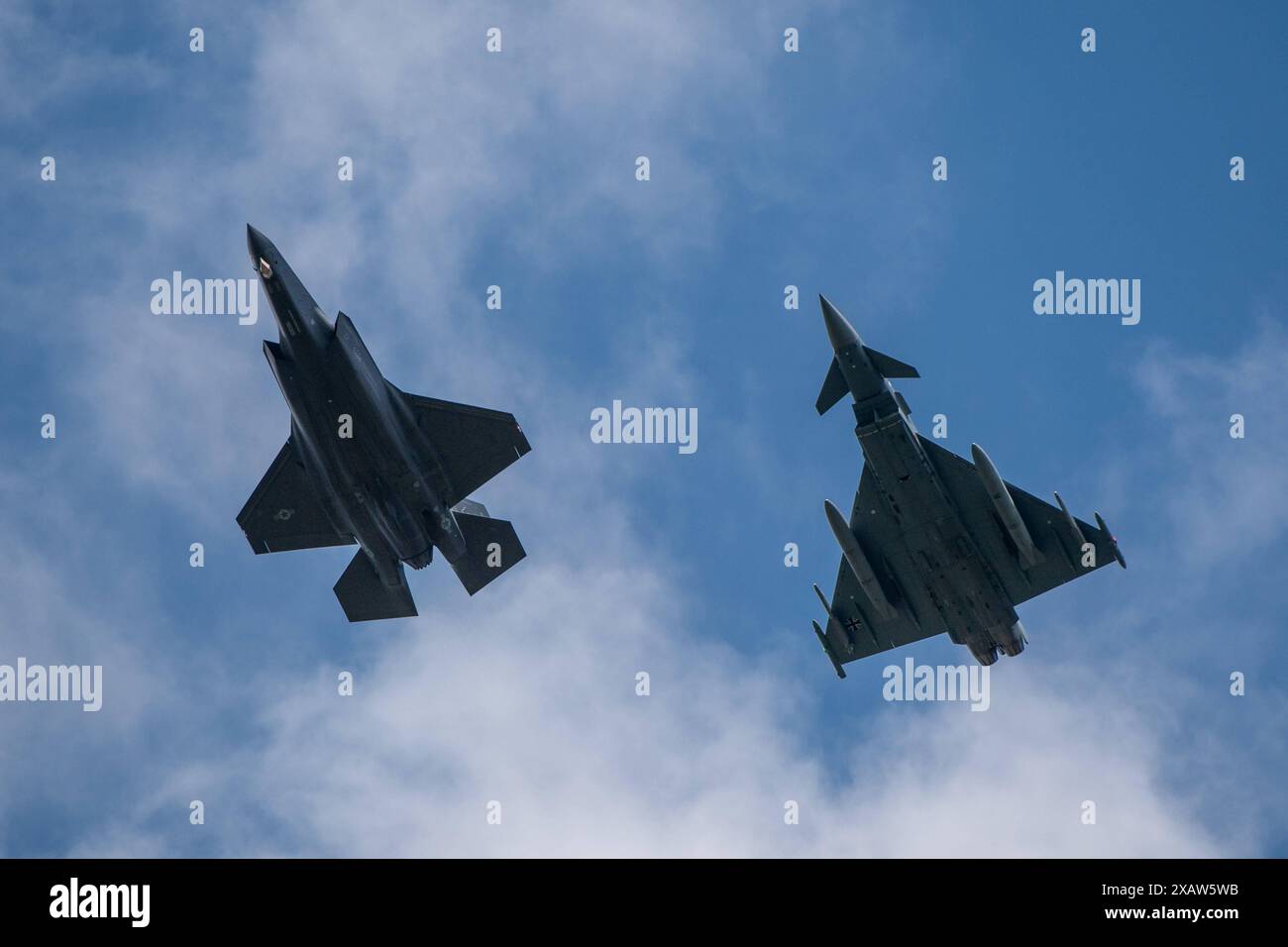 Ramstein-Miesenbach GER, Ramstein 1v1, Uebung NATO Hauptquarier US-Air base Ramstein mit Kampfjet, 06.06.2024 Lockheed Martin F-35 Lightning II USA, US Air Force, Links, Eurofighter EF 2000 Typhoon Deutschland, Bundeswehr / Deutsche Luftwaffe, GER, Ramstein 1v1, Uebung NATO Hauptquarier US-Air base 06.06.2024 esercitazione comando NATO US Air base Ramstein con jet da caccia, 06 06 2024 Lockheed Martin F 35 Lightning II USA, US Air Force, sinistra , Eurofighter EF 2000 Typhoon Germany, Bundeswehr German Air Force , GER, Ramstein 1v Foto Stock