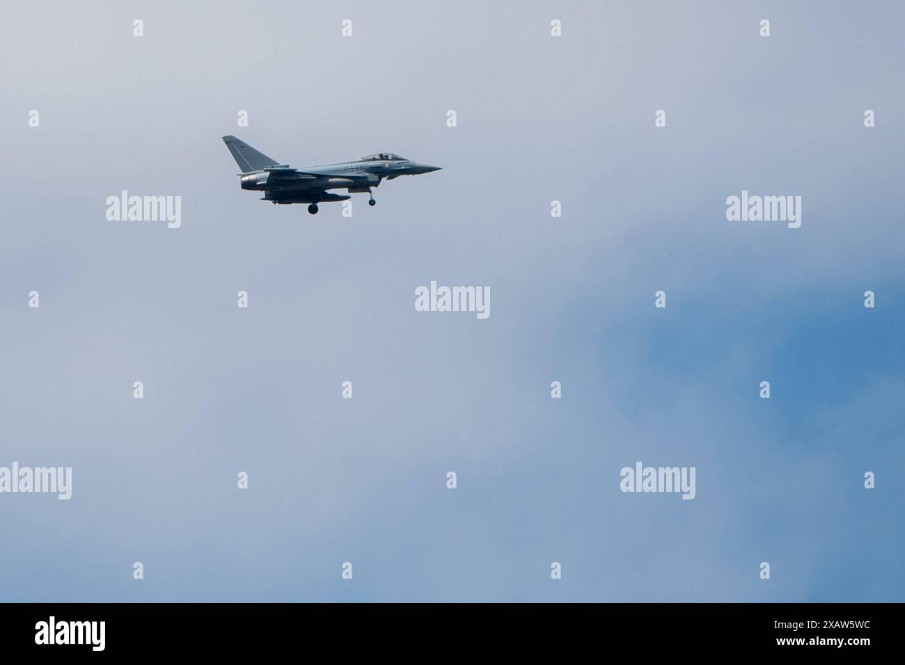 Ramstein-Miesenbach GER, Ramstein 1v1, Uebung NATO Hauptquarier US-Air base Ramstein mit Kampfjet, 06.06.2024 Eurofighter EF 2000 Typhoon Deutschland, Bundeswehr / Deutsche Luftwaffe im Landeanflug, GER, Ramstein 1v1, Uebung NATO Hauptquarier US-Air base Ramstein Kampfjets, 06.06.2024 **** Ramstein esercitazione comando NATO US Air base Ramstein con jet da combattimento, 06 06 2024 Eurofighter EF 2000 Typhoon Germany, Bundeswehr German Air Force on Approach, GER, Ramstein 1v1, esercitazione comando NATO US Air base Ramstein con jet da combattimento, 06 06 2024 Copyright: XE Foto Stock