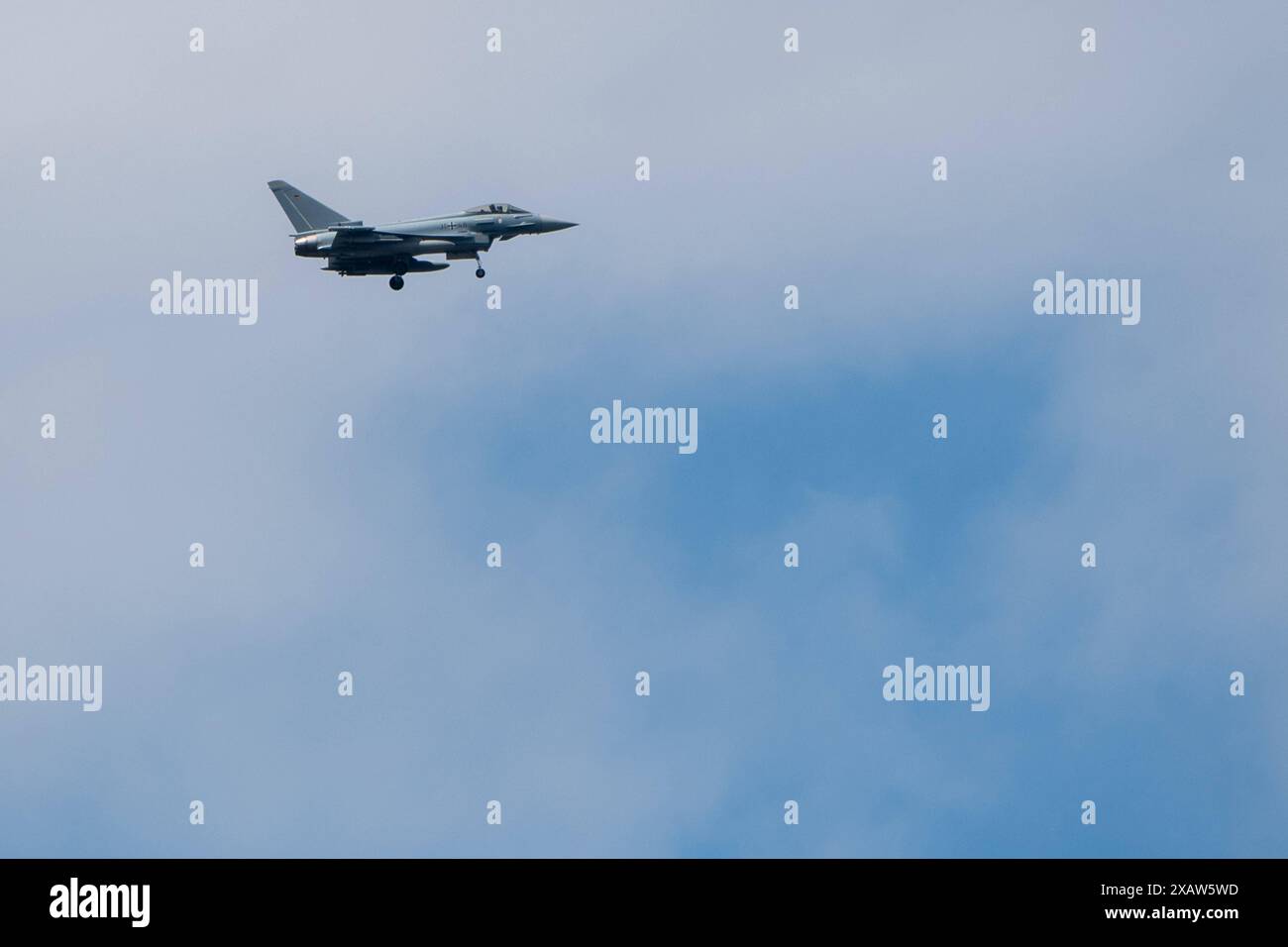 Ramstein-Miesenbach GER, Ramstein 1v1, Uebung NATO Hauptquarier US-Air base Ramstein mit Kampfjet, 06.06.2024 Eurofighter EF 2000 Typhoon Deutschland, Bundeswehr / Deutsche Luftwaffe im Landeanflug, GER, Ramstein 1v1, Uebung NATO Hauptquarier US-Air base Ramstein Kampfjets, 06.06.2024 **** Ramstein esercitazione comando NATO US Air base Ramstein con jet da combattimento, 06 06 2024 Eurofighter EF 2000 Typhoon Germany, Bundeswehr German Air Force on Approach, GER, Ramstein 1v1, esercitazione comando NATO US Air base Ramstein con jet da combattimento, 06 06 2024 Copyright: XE Foto Stock
