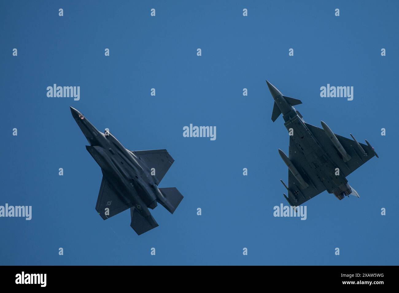 Ramstein-Miesenbach GER, Ramstein 1v1, Uebung NATO Hauptquarier US-Air base Ramstein mit Kampfjet, 06.06.2024 Lockheed Martin F-35 Lightning II USA, US Air Force, Links, Eurofighter EF 2000 Typhoon Deutschland, Bundeswehr / Deutsche Luftwaffe, GER, Ramstein 1v1, Uebung NATO Hauptquarier US-Air base 06.06.2024 esercitazione comando NATO US Air base Ramstein con jet da caccia, 06 06 2024 Lockheed Martin F 35 Lightning II USA, US Air Force, sinistra , Eurofighter EF 2000 Typhoon Germany, Bundeswehr German Air Force , GER, Ramstein 1v Foto Stock