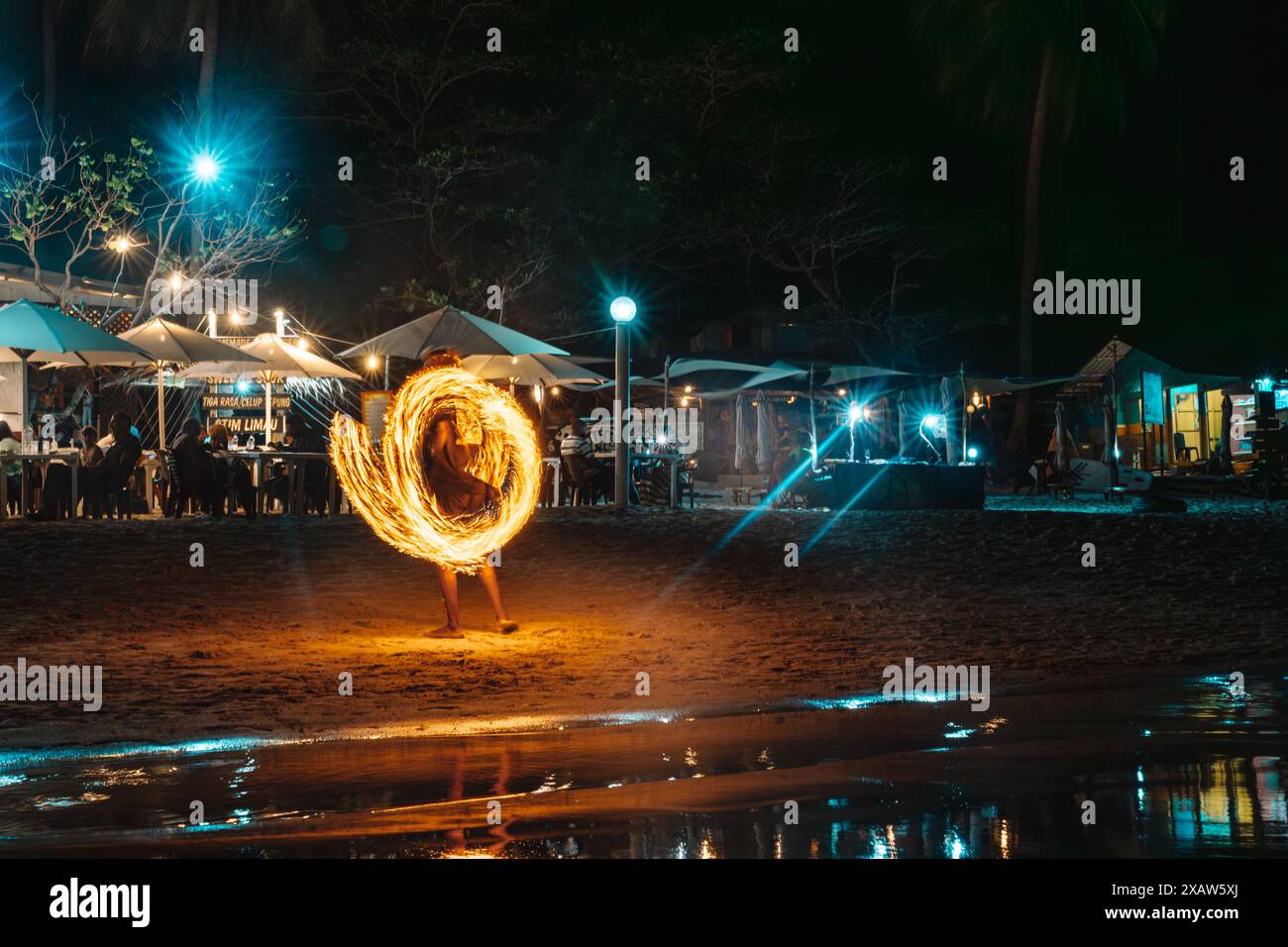 Terranganu, Malesia - 9 maggio 2024: Spettacolo di fuochi d'artificio a Long Beach nelle Isole Perhentiane Foto Stock