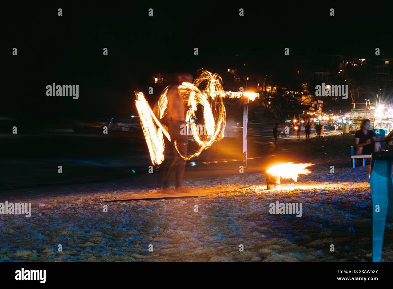 Terranganu, Malesia - 9 maggio 2024: Spettacolo di fuochi d'artificio a Long Beach nelle Isole Perhentiane Foto Stock