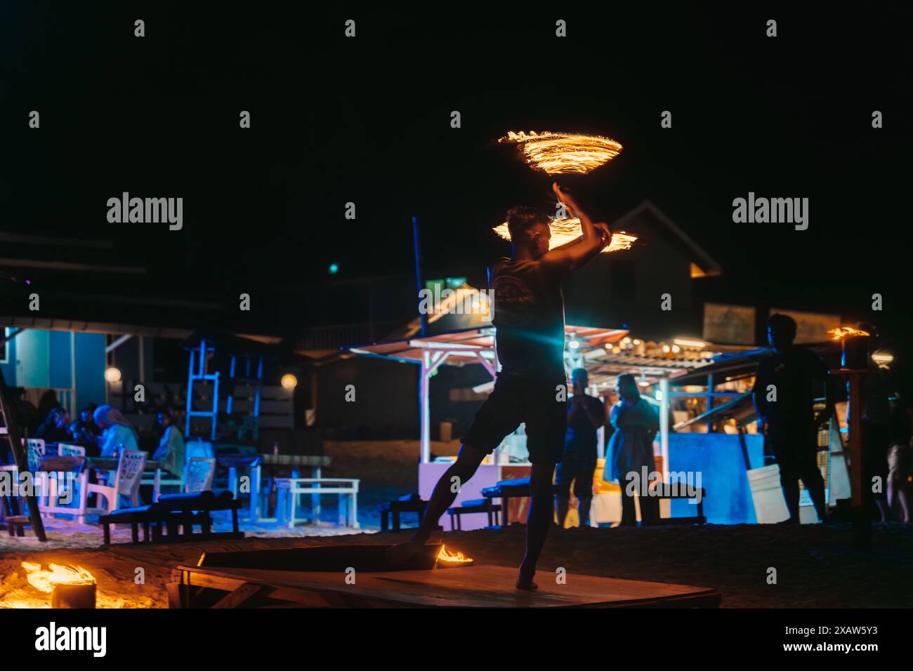 Terranganu, Malesia - 9 maggio 2024: Spettacolo di fuochi d'artificio a Long Beach nelle Isole Perhentiane Foto Stock