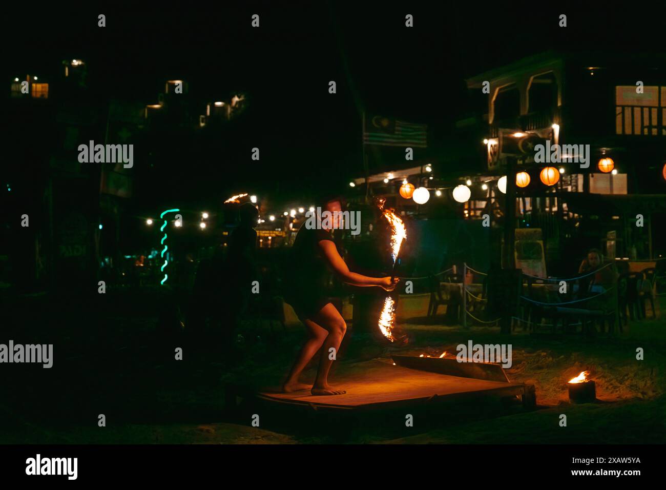 Terranganu, Malesia - 9 maggio 2024: Spettacolo di fuochi d'artificio a Long Beach nelle Isole Perhentiane Foto Stock